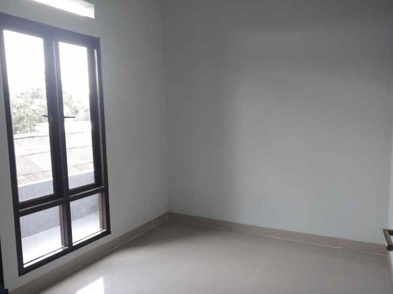 dijual rumah dekat kolam renang sirkus