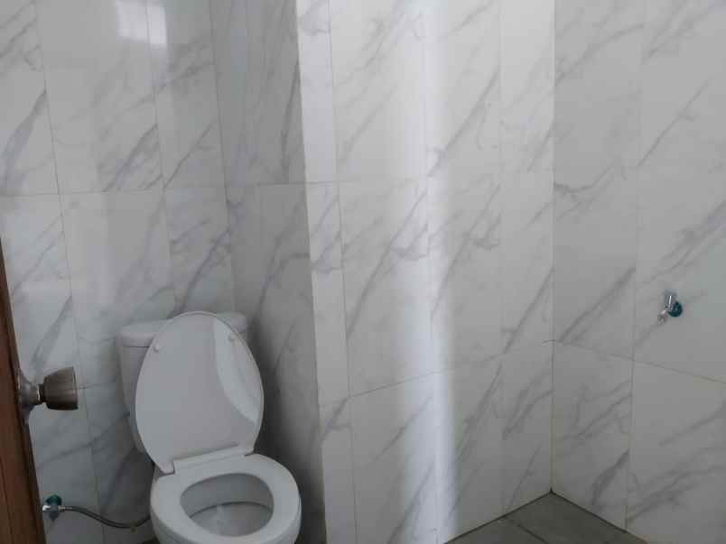 dijual rumah dekat kolam renang sirkus