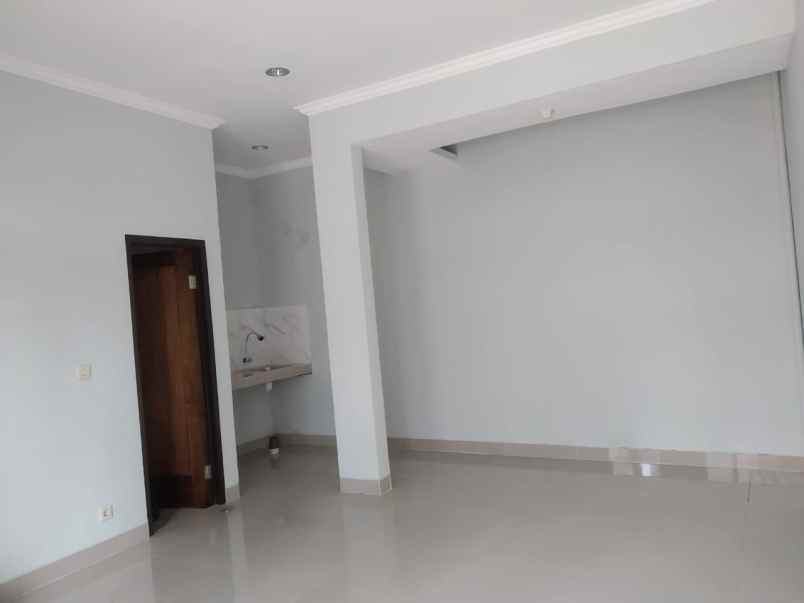 dijual rumah dekat kolam renang sirkus