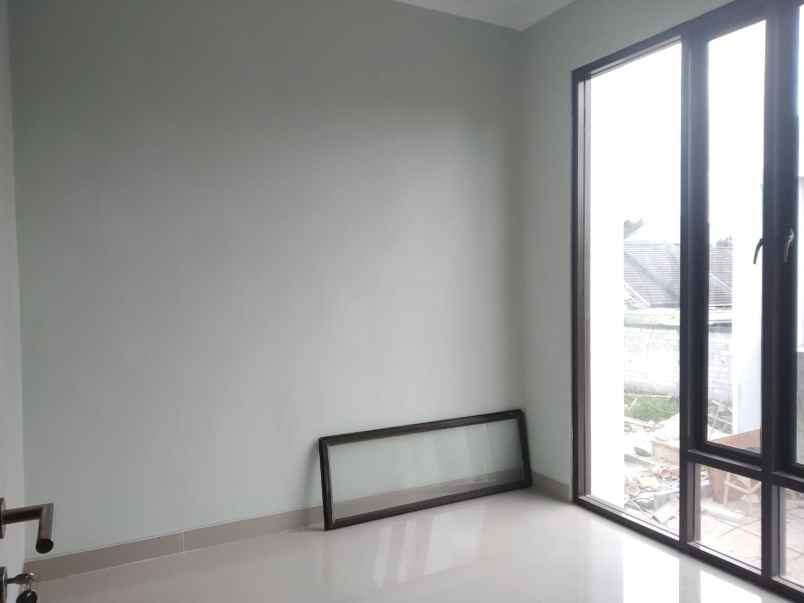 dijual rumah dekat kolam renang sirkus