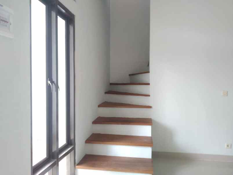 dijual rumah dekat kolam renang sirkus