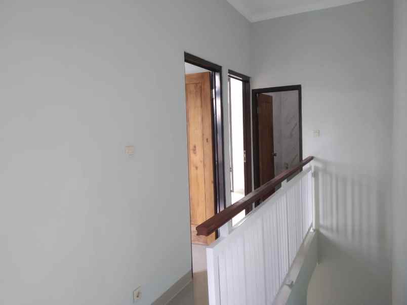 dijual rumah dekat kolam renang sirkus