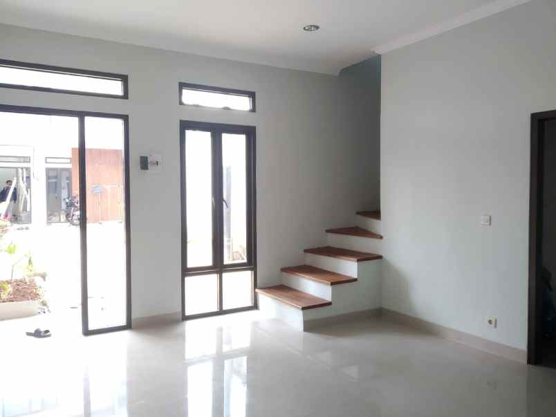 dijual rumah dekat kolam renang sirkus