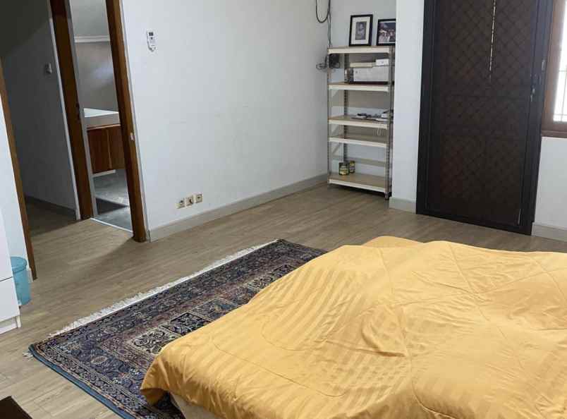 dijual rumah di jalan radio kota jakarta selatan shm