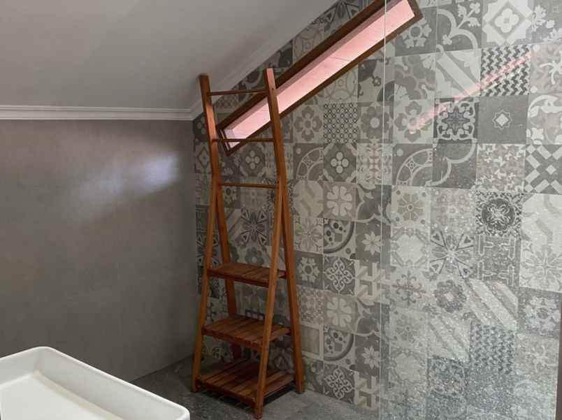 dijual rumah di jalan radio kota jakarta selatan shm