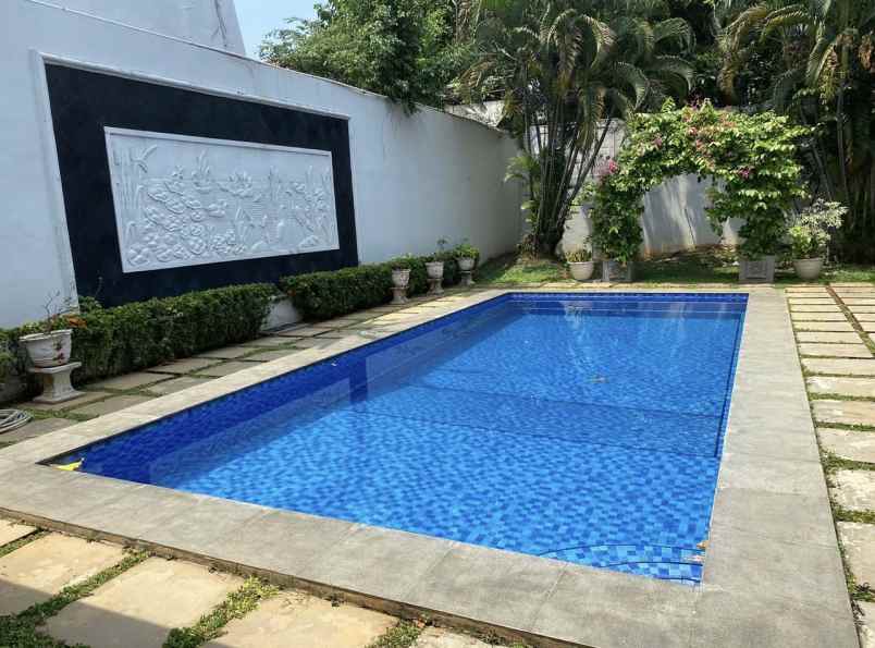 dijual rumah di jalan radio kota jakarta selatan shm