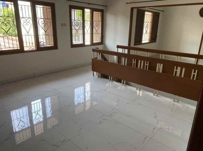 dijual rumah di jalan radio kota jakarta selatan shm