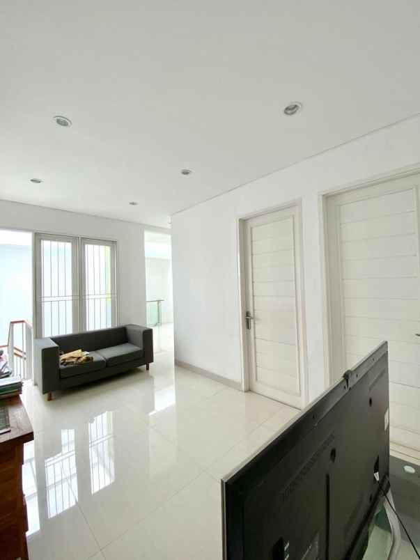 dijual rumah emerald bintaro