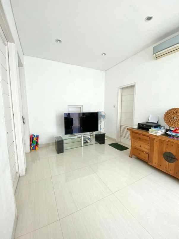 dijual rumah emerald bintaro