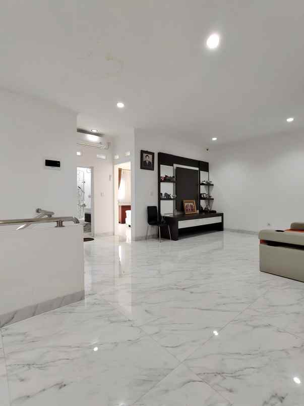 dijual rumah full furnish jagakarsa jaksel