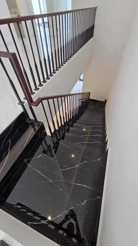 dijual rumah galaxy bumi permai araya 2