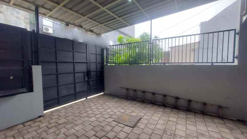 dijual rumah graha sukolilo regency