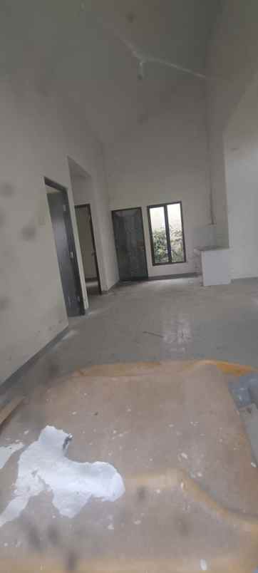 dijual rumah green ara