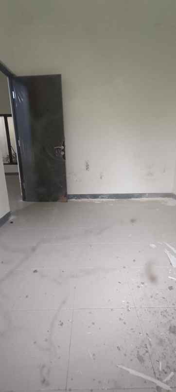 dijual rumah green ara