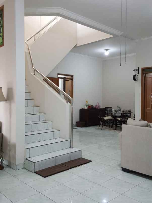 dijual rumah istana kawaluyaan indah