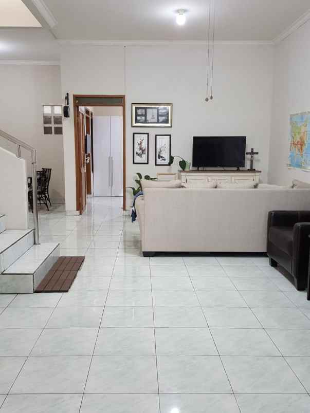 dijual rumah istana kawaluyaan indah