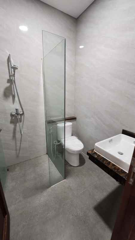 dijual rumah jalan bukit golf internasional