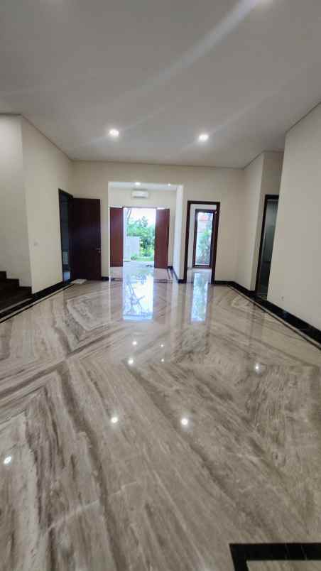 dijual rumah jalan bukit golf internasional