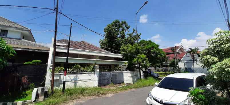 dijual rumah jalan dharmahusada indah