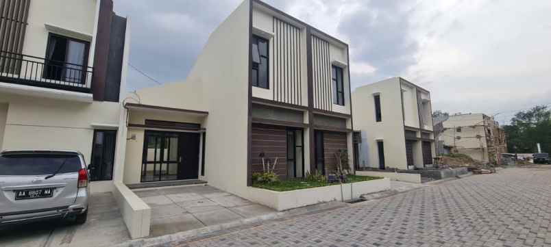 dijual rumah jalan kaliurang km 12