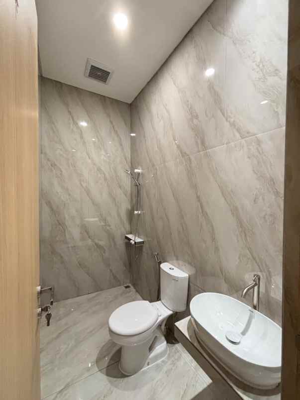 dijual rumah jalan kelapa puyuh