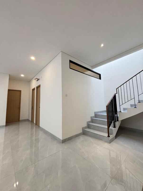 dijual rumah jalan kelapa puyuh