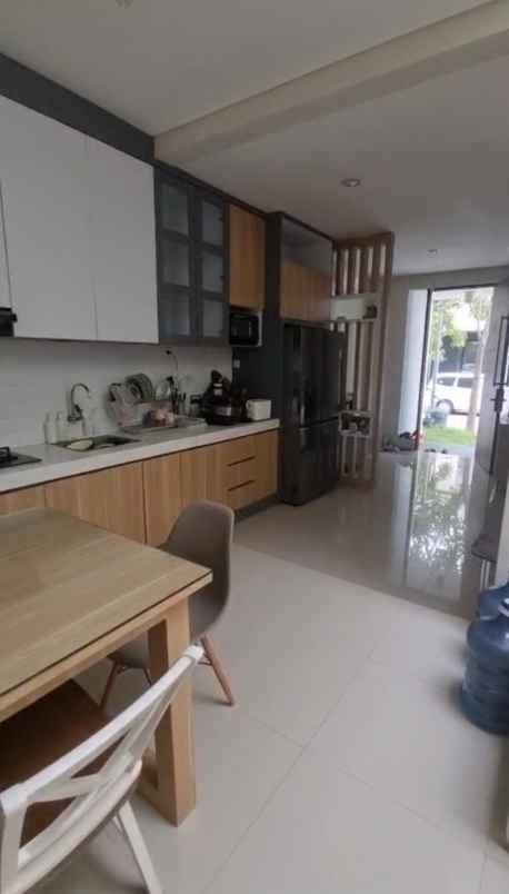 dijual rumah jalan north west central