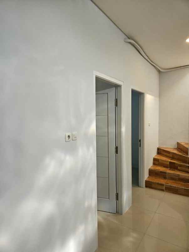 dijual rumah jalan north west park