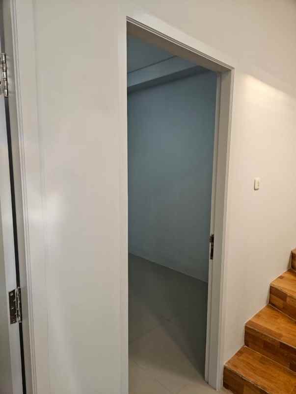 dijual rumah jalan north west park