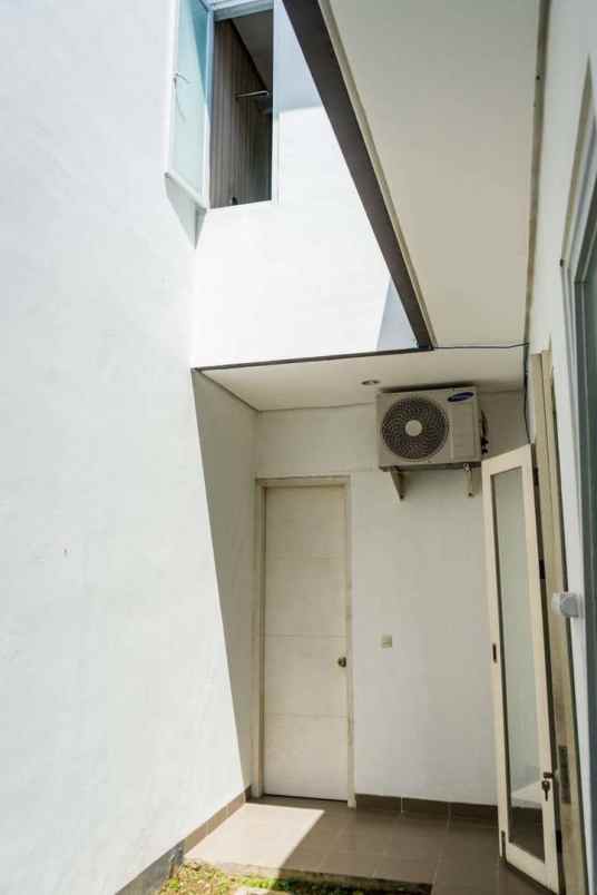 dijual rumah jalan persada teuku umar barat