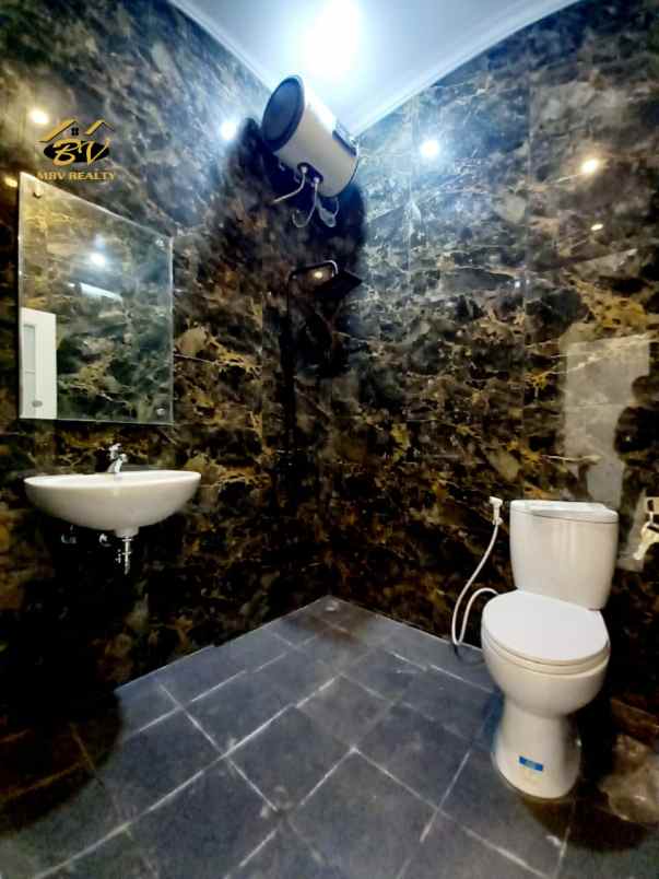 dijual rumah jalan raya jagakarsa