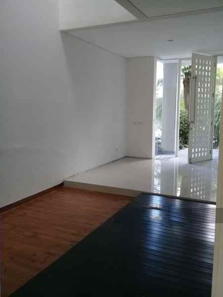dijual rumah jalan royal park