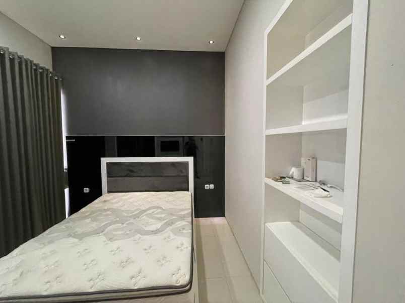 dijual rumah jalan royal residence