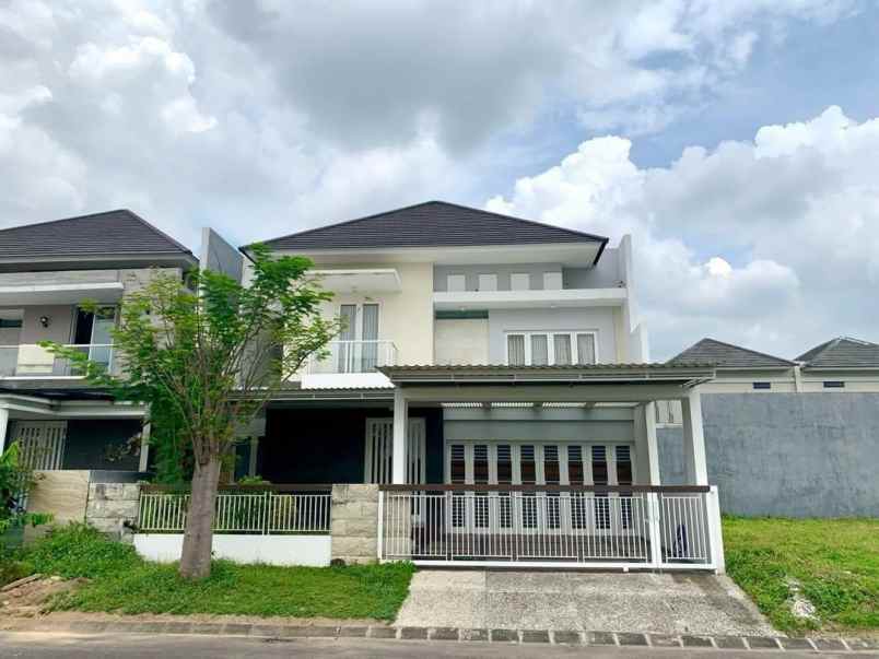 dijual rumah jalan royal residence