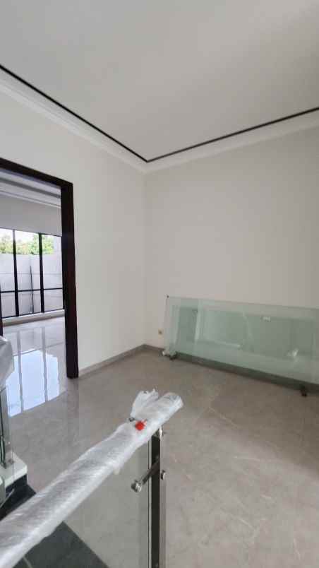 dijual rumah jalan south emerald mansion