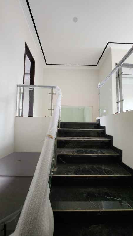 dijual rumah jalan south emerald mansion