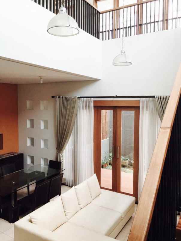 dijual rumah jl cigadung raya barat