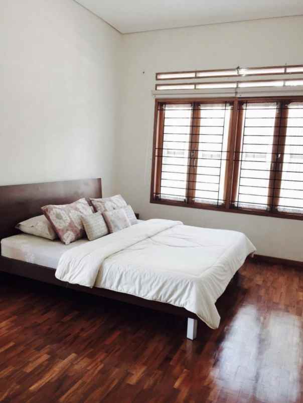 dijual rumah jl cigadung raya barat