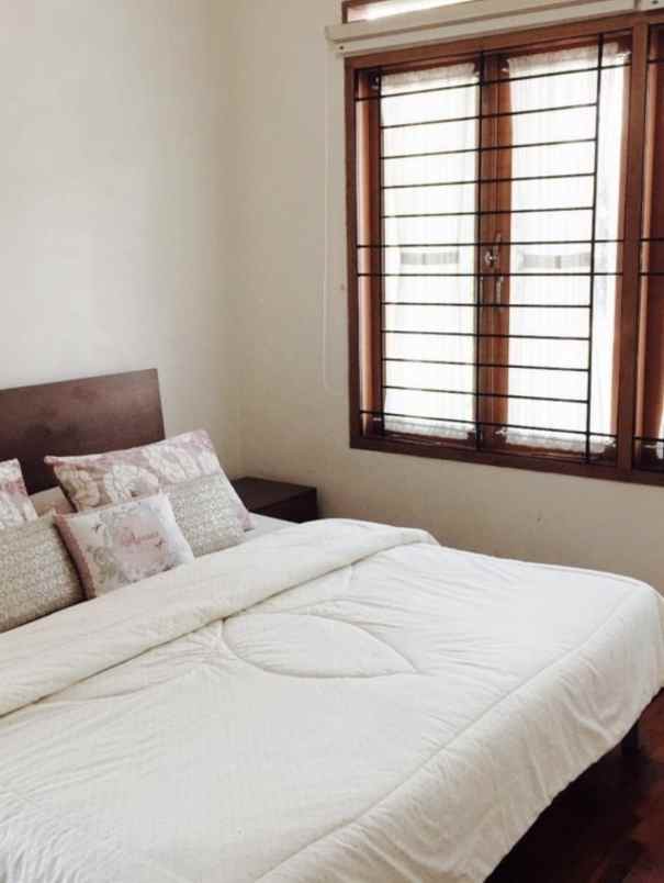 dijual rumah jl cigadung raya barat