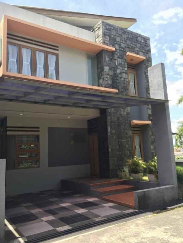 dijual rumah jl cigadung raya barat