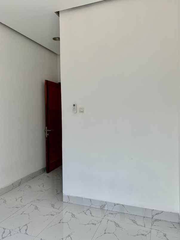 dijual rumah jl karet beji depok