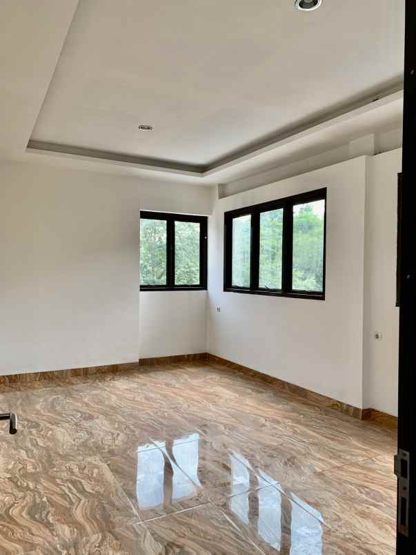 dijual rumah jl karet beji depok