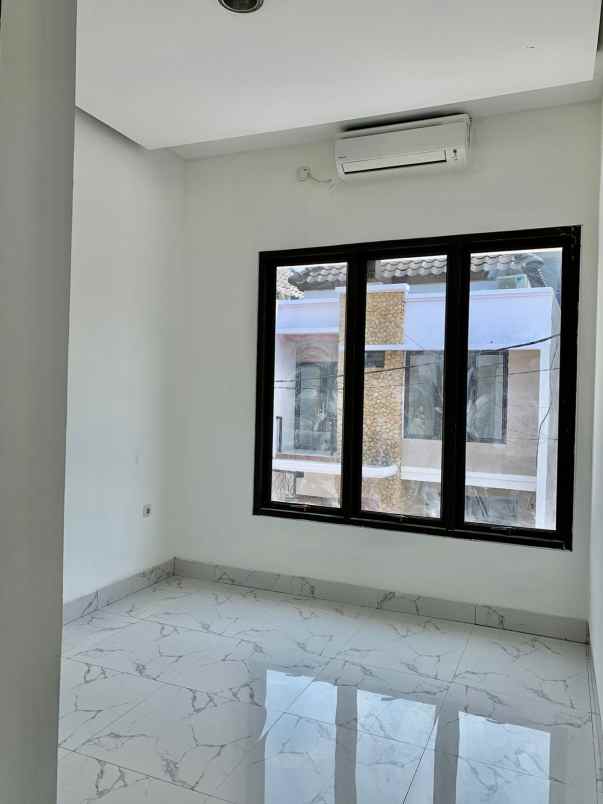 dijual rumah jl karet beji depok