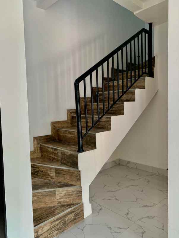 dijual rumah jl karet beji depok