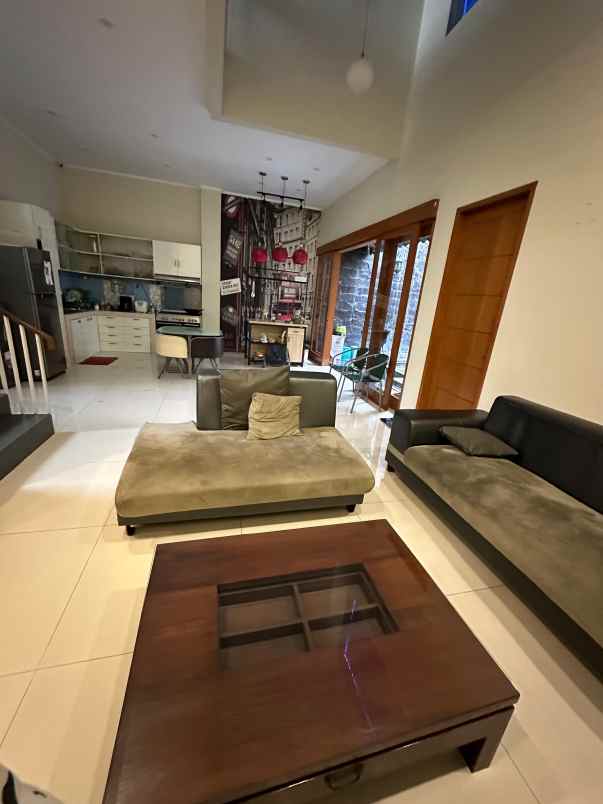 dijual rumah jl katleya metland puri