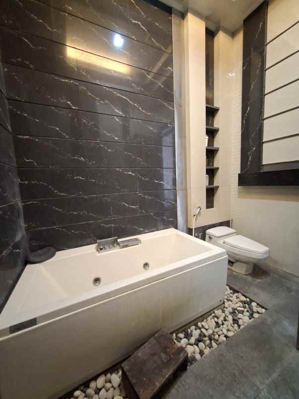 dijual rumah jl kiaracondong