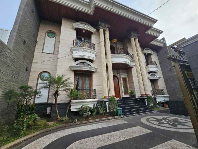 dijual rumah jl kiaracondong