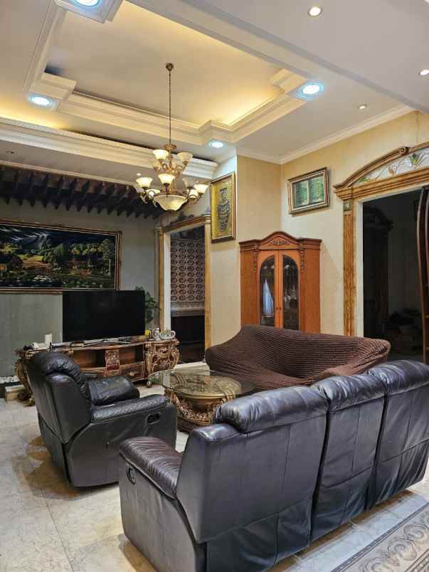 dijual rumah jl kiaracondong