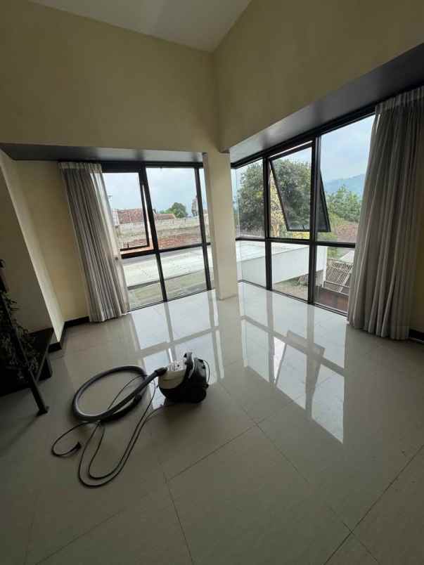 dijual rumah jl maribaya buka nagara