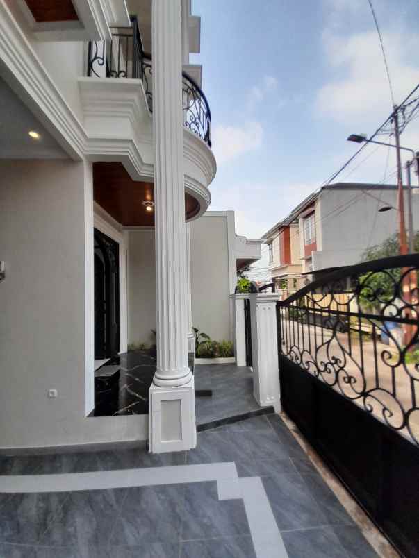 dijual rumah jl pramuka mampang